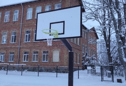 Dzērbenes sporta laukumā uzstādīti jauni basketbola grozi