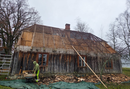 Notiek "Kalna Kaibēni" muzeja ratnīcas jumta nomaiņas un remonta darbi