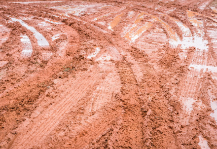 Aicinām ievērot transporta masas ierobežojumus uz grants ceļiem